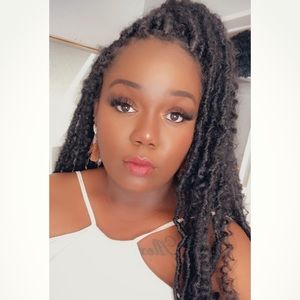 Meet your Posher, Alexis